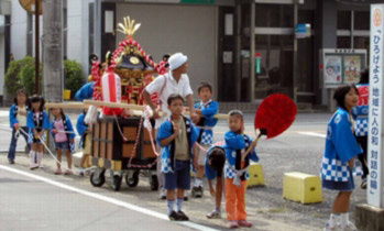 御輿の巡行・1