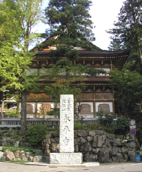 石柱と瑠璃・聖宝閣