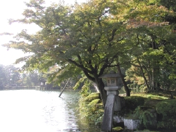 霞ヶ池の徽軫灯篭