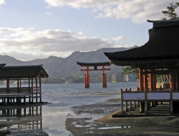 社殿より本土を