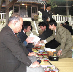 ごく餅配る